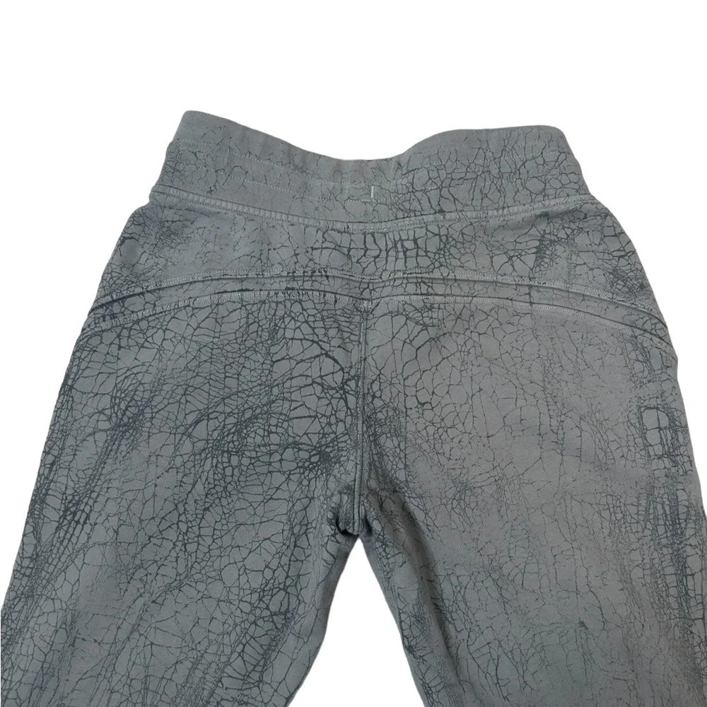 Lululemon Women Warm Down Slim Fit Mid Rise Jogger Athleisure 7/8 Length Size 6